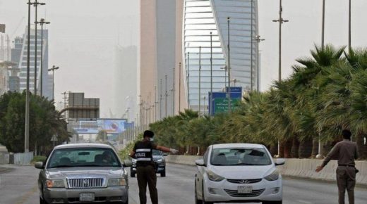 شرطة الرياض تعتقل اثنين خالفا الحظر بالسعودية
