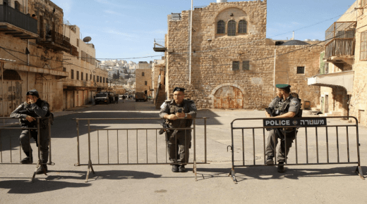 الخليل: الاحتلال يغلق مدخل بلدة بني نعيم ويحتجز شابا قرب الحرم الابراهيمي