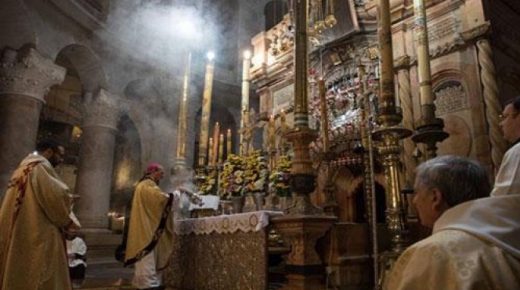 القدس: إحياء قداس “سبت النور” في كنيسة القيامة دون مصلين
