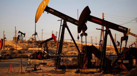 النفط يرتفع بفضل توقعات بخفض الإنتاج الأمريكي مع تراجع الطلب