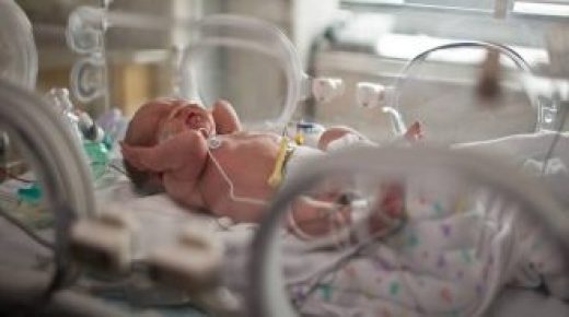 ولادة طفل في إيران مصابا بكورونا