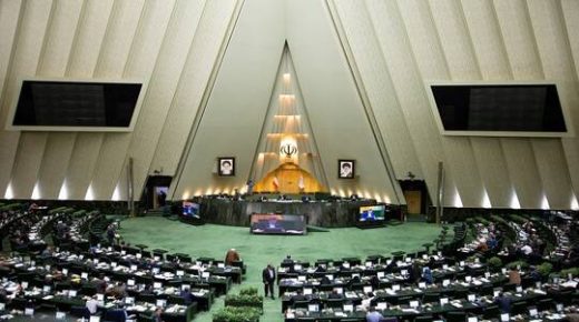 البرلمان الإيراني يرفض مشروع قانون لتعطيل البلاد وفرض حجر صحي كامل لمدة شهر لمكافحة كورونا