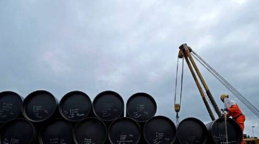 مخزونات النفط في الولايات المتحدة تقفز 12 مليون برميل الأسبوع الماضي