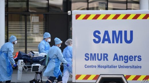 Medical staff load a patient infected with the new coronavirus into an ambulance of the mobile emergency service (SMUR) Angers, during a stopover of the medicalized TGV train from Strasbourg, in Angers, western France, on March 26, 2020, on the tenth day of a strict lockdown in France aimed at curbing the spread of COVID-19 caused by the novel coronavirus. (Photo by JEAN-FRANCOIS MONIER / AFP)