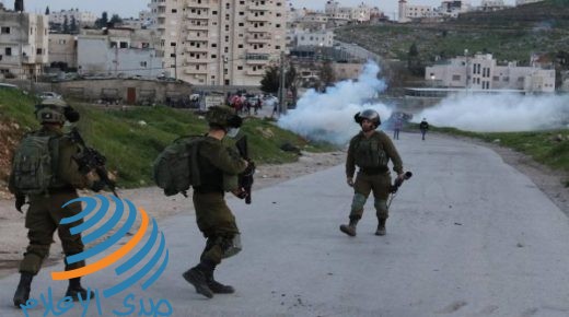 اصابة عشرات المواطنين بالاختناق بعد اقتحام قوات الاحتلال مخيم طولكرم