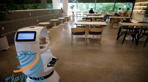 روبوت للمساعدة في الحفاظ على التباعد الاجتماعي في مقهى بكوريا الجنوبية