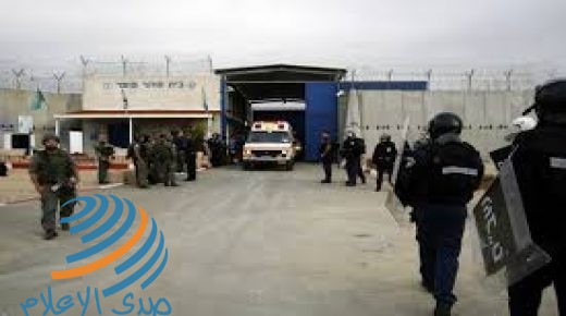 المضرب منذ 10 أيام: إدارة سجون الاحتلال تنقل الأسير سامي جنازرة إلى عزل سجن “أيلا”