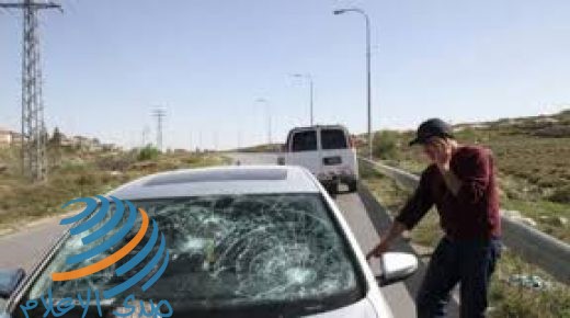 مستوطنون يرشقون مركبات المواطنين بالحجارة جنوب نابلس