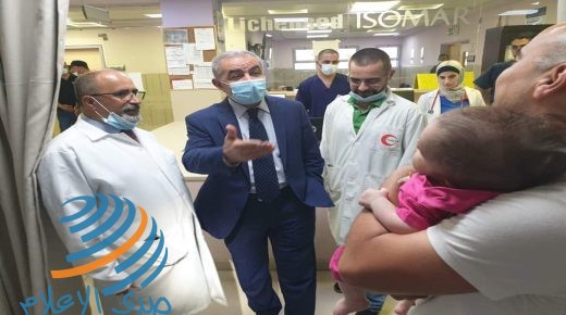 اشتية يعود المرضى في مجمع فلسطين الطبي ويطلع على عمل الأقسام