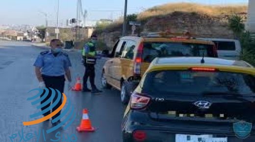الشرطة تغلق قاعة أفراح وتحجز رخص قيادة لسائقين لعدم الالتزام بشروط السلامة في ضواحي القدس
