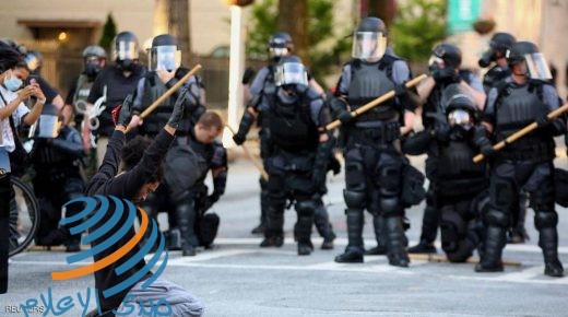 إقالة شرطيين لممارستهما العنف في تظاهرة غاضبة بأتلانتا
