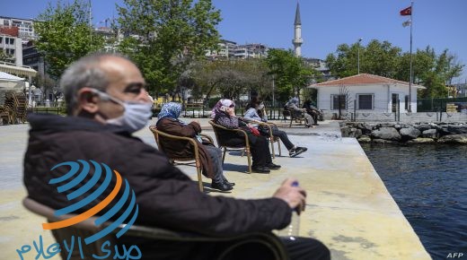 Elderly people wearing a protective face mask, sit apart following social distancing measures along the seaside on May 10, 2020, at Kabatas in Istanbul, after a month and a half of lockdown restrictions aimed at stemming the spread of the novel coronavirus, COVID-19. - Turkish people aged 65 and over on May 10, 2020, described their joy after the government allowed them to go outside for the first time in nearly two months in an easing of the coronavirus restrictions. While 24 provinces including Ankara and Istanbul are subject to a weekend lockdown, President Recep Tayyip Erdogan said last week senior citizens could leave their homes between 0800 GMT and 1200 GMT on May 10. (Photo by Ozan KOSE / AFP)