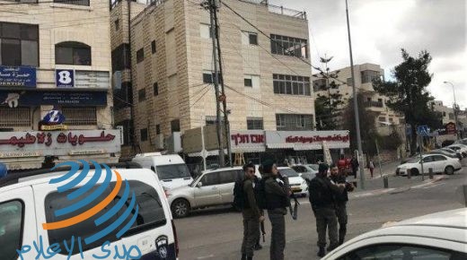 القدس: الاحتلال يقتحم جمعية الدراسات العربية ويحتجز مديرها وطاقمها