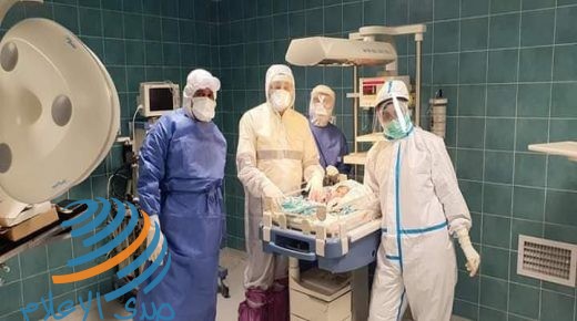 (محدث) قلقيلية: طاقم طبي حكومي يجري عملية ولادة قيصرية لأم مصابة بـ”كورونا” في مستشفى عمر القاسم
