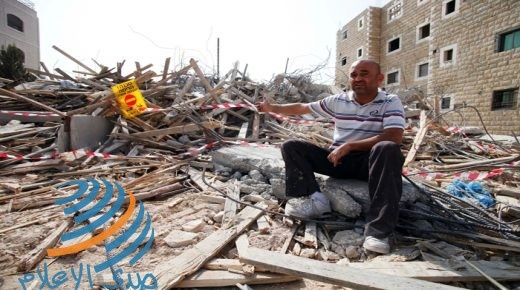 الاحتلال يخطر بهدم 3 منازل وبركسات وبئر مياه في الولجة غرب بيت لحم
