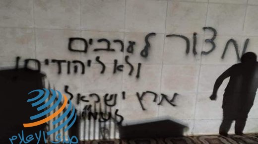 مستوطنون يحرقون مرافق مسجد في البيرة ويخطون شعارات عنصرية على جدرانه