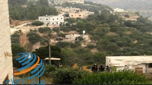 الاحتلال يهدم سورا استناديا في قرية الولجة غرب بيت لحم