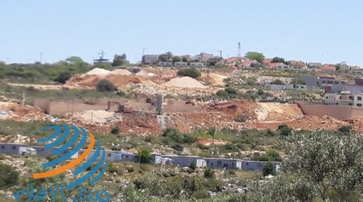 مستوطنون يجرفون أراضي في بلدة عورتا جنوب نابلس