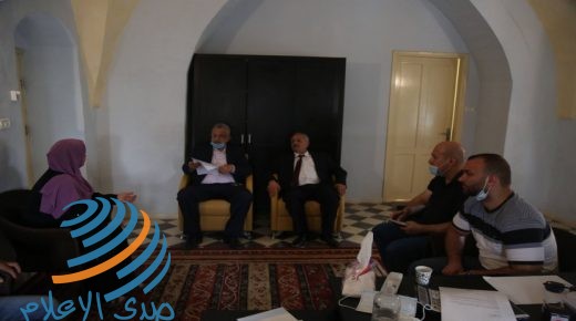 محافظ طولكرم ورئيس بلدية طولكرم يزوران المقر المؤقت لجمعية الهلال الأحمر