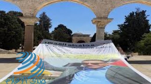 نشطاء مقدسيون يرفعون صورة محافظ القدس في “الأقصى”