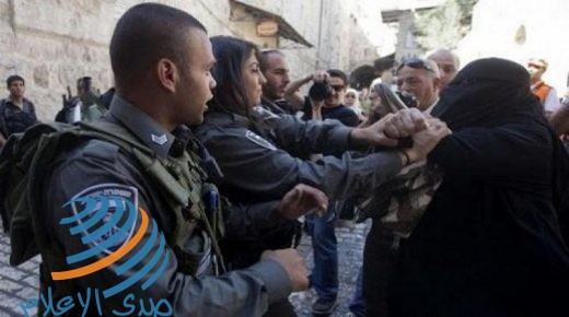 الاحتلال يعتقل سيدة وشابا من القدس بعد التنكيل بهما