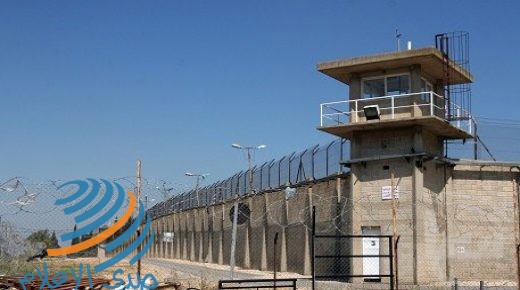 قوات القمع تعتدي على أسرى “عوفر” وتنقل 34 منهم إلى سجون أخرى