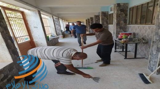 ظرف استثنائي يحول معلمي مدرسة في دير أبو مشعل إلى عمال بناء