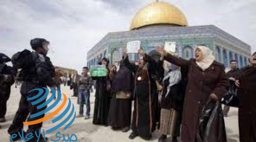 الاحتلال يسلم المواطنة مريم العجلوني قرارا بالإبعاد عن القدس