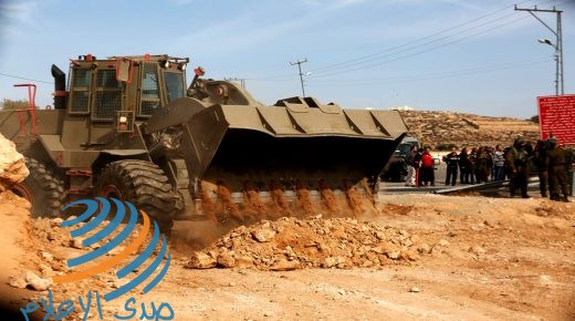الاحتلال يواصل تجريف أراضٍ في خربة زنوتا جنوب الخليل