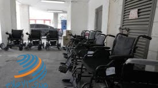 تسليم خمسة أشخاص ذوي إعاقة في الخليل كراسي كهربائية متحركة