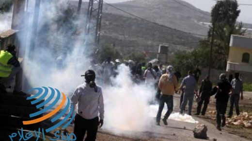 ٣ اصابات بالرصاص المعدني والعشرات بالاختناق خلال قمع الاحتلال مسيرة كفر قدوم الاسبوعية