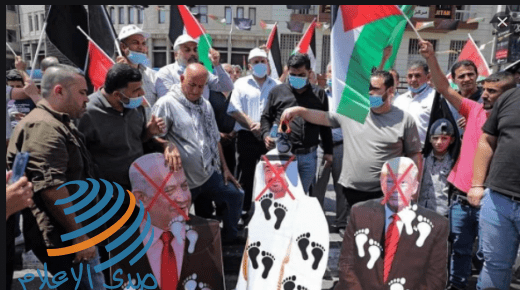 (محدث) جماهير غفيرة من أبناء شعبنا تتظاهر في رام الله رفضا للتطبيع مع الاحتلال