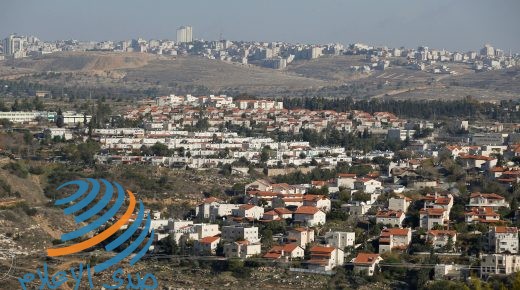 Houses are seen in the Israeli settlement of Givat Zeev (bottom) with the Palestinian city of Ramallah in the backgraund, in the occupied West Bank, December 29, 2016. REUTERS/Baz Ratner