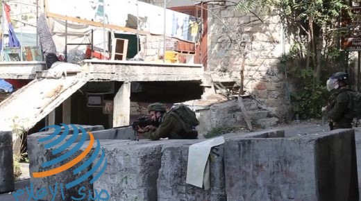 إصابتان بالرصاص الحي وحالات اختناق في مواجهات مع الاحتلال وسط الخليل