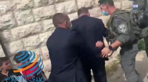 جنود الاحتلال يعتدون على رئيس بلدية الخليل ويحاولون منعه من دخول الحرم الابراهيمي