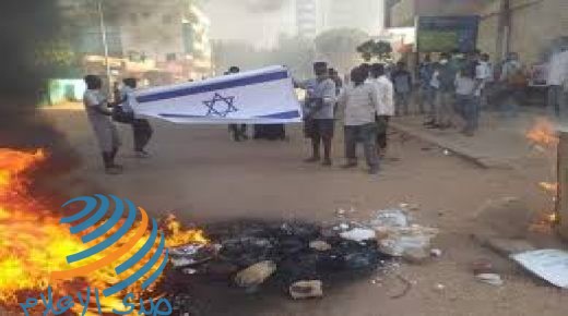 شبان غاضبون يحرقون علم إسرائيل وسط الخرطوم