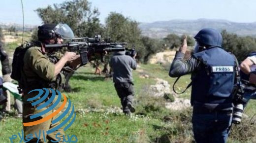 الاحتلال يحتجز طاقم تلفزيون فلسطين شمال البيرة