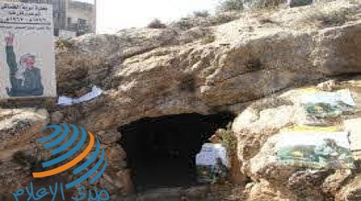 نابلس توقد الشموع من أمام مغارة بيت فوريك إحياءً لذكرى استشهاد أبو عمار