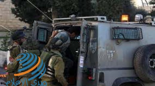 قوات الاحتلال تعتقل أسيرا محررا وشابا آخر على مدخل بيت أمر