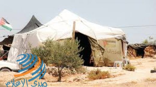 الاحتلال يخطر بإزالة 12 خيمة سكنية في خربة زنوتا جنوب الخليل