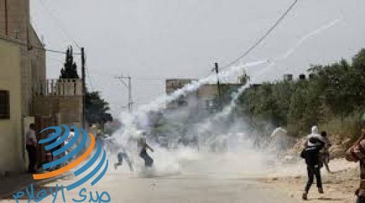 إصابتان بقنبلتي غاز والعشرات بالاختناق خلال قمع الاحتلال مسيرة كفر قدوم