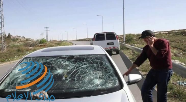 مستوطنون يهاجمون مركبات المواطنين بالحجارة شمال نابلس