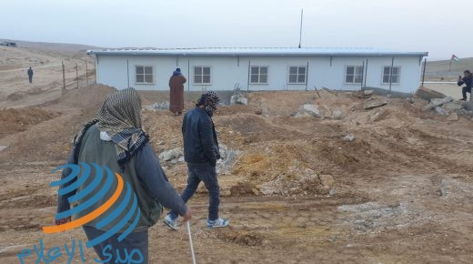 الخليل: الاحتلال يهدم مسجدا ويستولي على وحدة صحية شرق يطا
