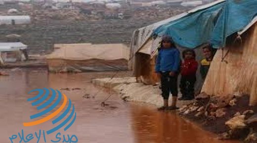 سوريا: السيول تحول مخيمات النازحين إلى مستنقعات وتشريد عشرات الآلاف من خيامهم