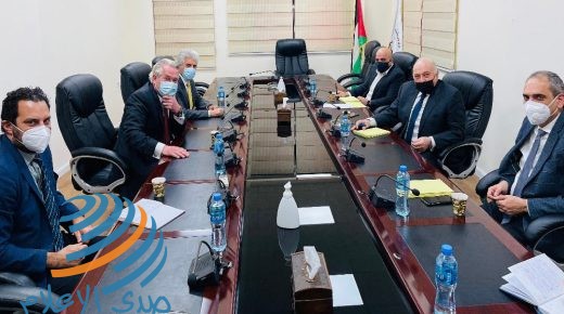 وزير المالية يناقش الوضع المالي مع المبعوث الأممي لعملية السلام