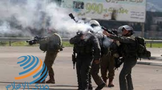 إصابة شابين برصاص الاحتلال واعتقال آخر خلال مواجهات شرق رام الله