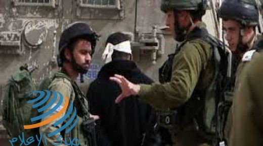 الخليل: الاحتلال يعتقل سبعة شبان بينهم طفلان ويستدعي آخر
