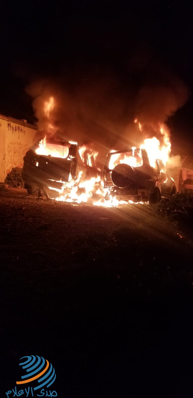 القدس: مستوطنون يحرقون سيارتين ويخطون شعارات عنصرية في بيت إكسا