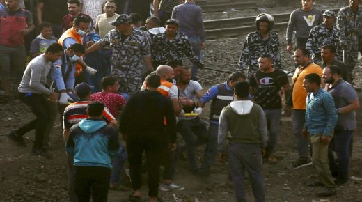 محدث مصر: ارتفاع عدد قتلى انقلاب القطار إلى 11 واستقالة رئيس هيئة سكك الحديد