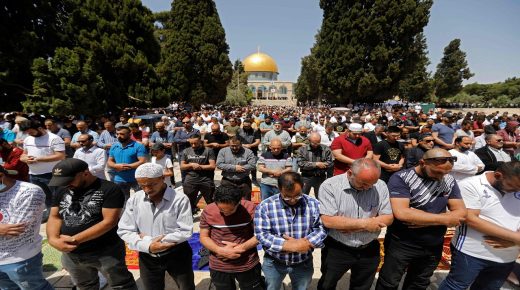 Palestinians gather during the second Friday prayers of the Muslim fasting month of Ramadan, outside the Dome of the Rock at the Al-Aqsa Mosque compound, Islam's third holiest site, in Jerusalem's Old City, on April 23, 2021. - Clashes erupted last night in annexed east Jerusalem between Palestinian protesters and Israeli security forces, reportedly wounding more than a hundred.
The violence took place near the Old City, where police had barred access to some areas where Palestinians usually gather in large numbers during the holy Muslim fasting month of Ramadan. (Photo by Ahmad GHARABLI / AFP)